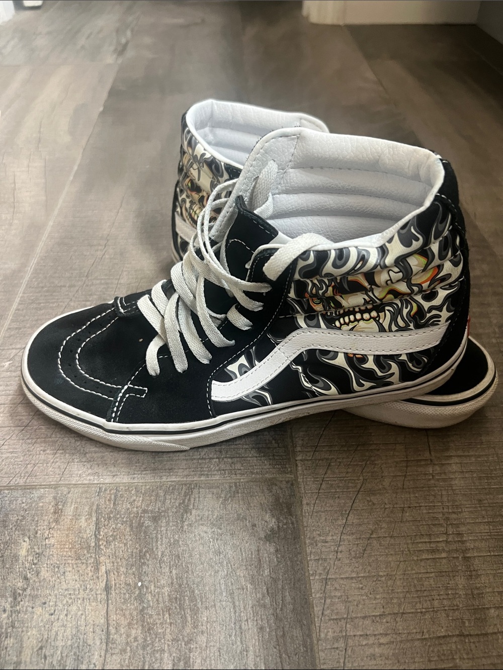 Women’s size8 Men’s size 6.5High-Top Skate Shoes in Black with Skull Flame Print